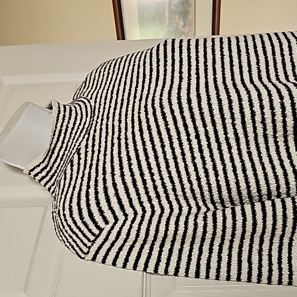 NWTs J. Crew Mockneck Sz. M - Picture 3 of 4